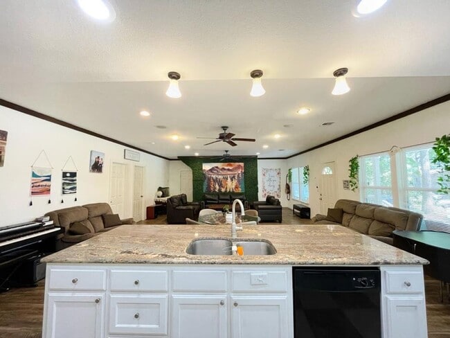 Building Photo - NEWER 4 bedroom house