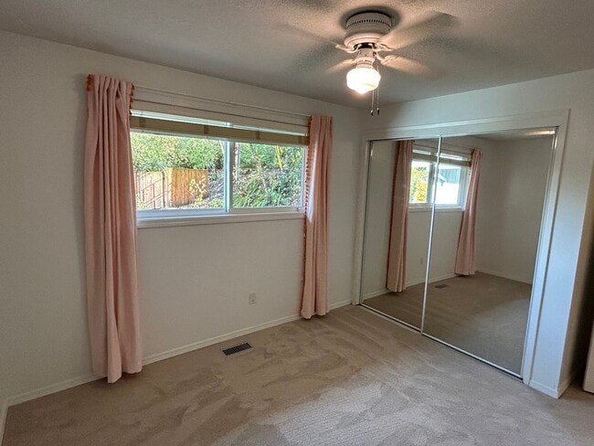 Building Photo - 4 Bedroom 2 bath Home on Quiet Street with...