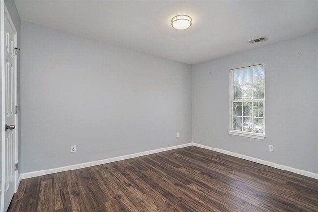 Building Photo - 5060 Meadow Overlook Dr