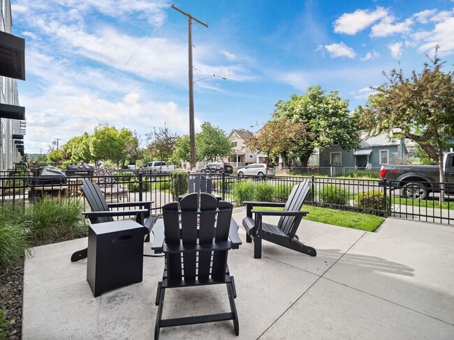 Building Photo - Beautiful Townhouse In Spokanes Kendall ya...