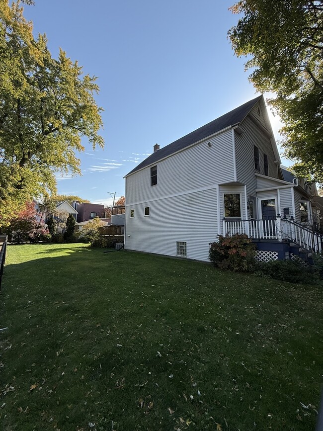 Building Photo - 3857 N Hermitage Ave