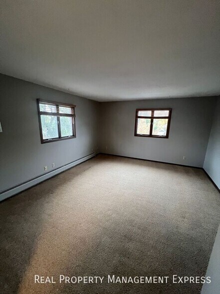 Building Photo - Spacious 2 Bedroom Apartment