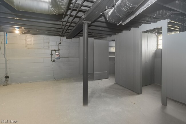 Building Photo - 12808 Beachwood Ave