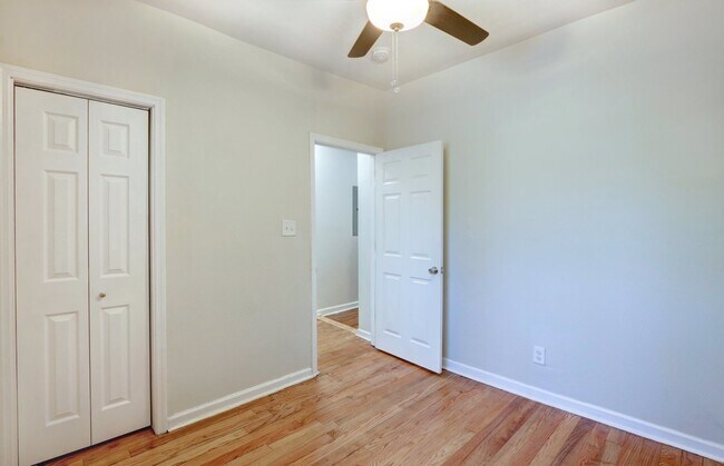 Building Photo - Single family house - within walking dista...