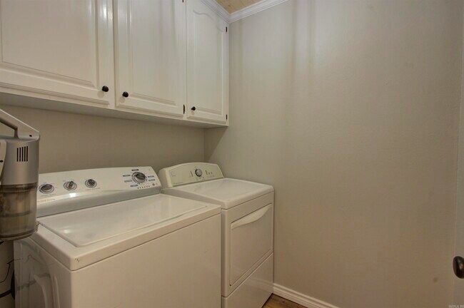 Building Photo - 5805 Sidney Dr
