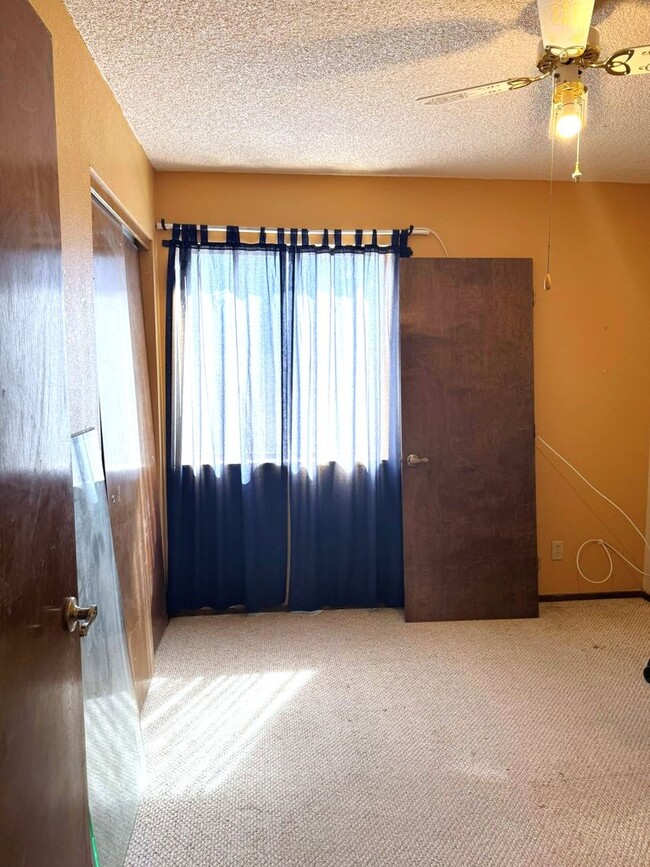 Building Photo - 3 BEDROOM HOME IN TIERRA MESA!