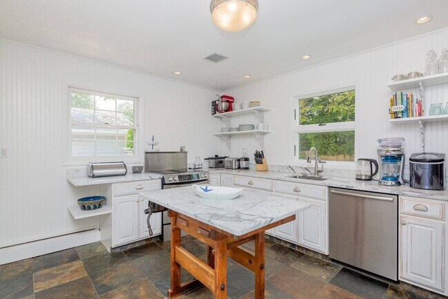 Building Photo - 2 Tims Trail