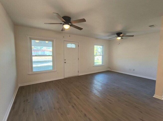 Building Photo - Cozy 3 bedroom, 1 bath home in Westland COMING SOON!