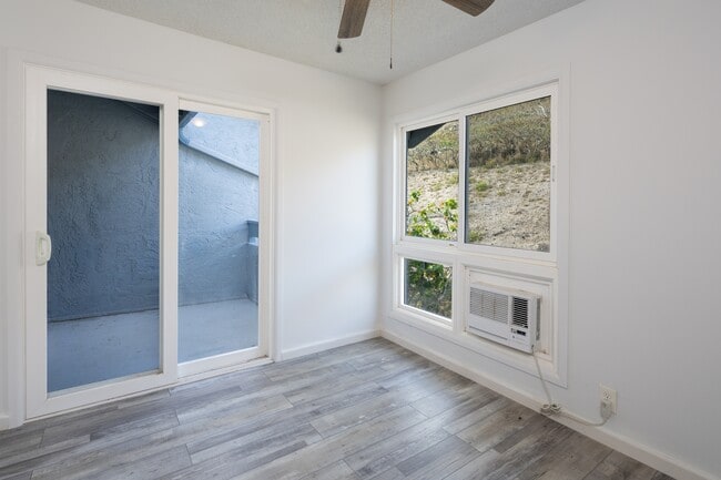 Building Photo - 1098 Kumukumu St