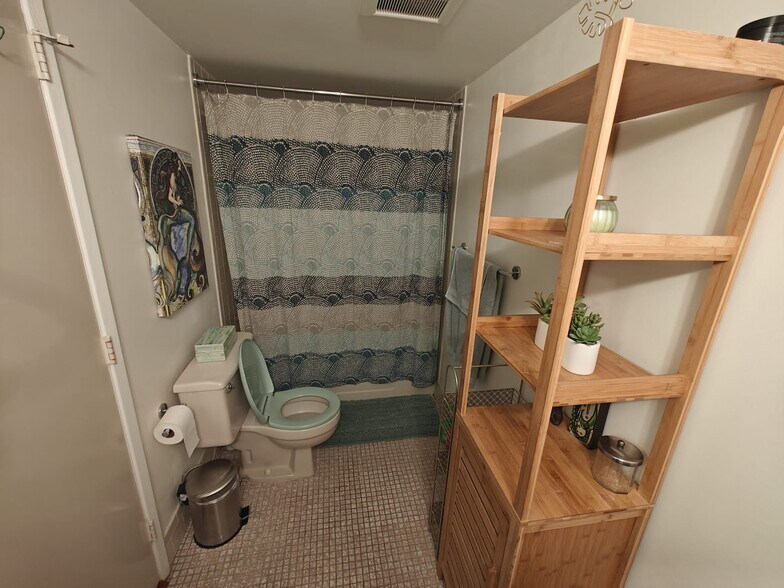 Building Photo - 2208 S Cypress Bend Dr