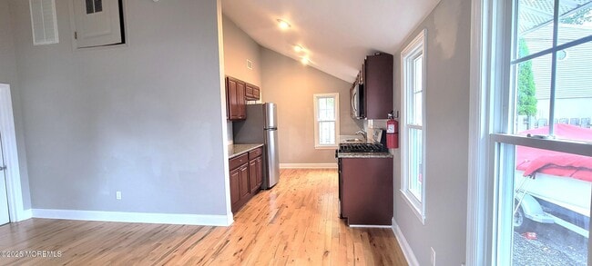 Building Photo - 646 Princeton Ave
