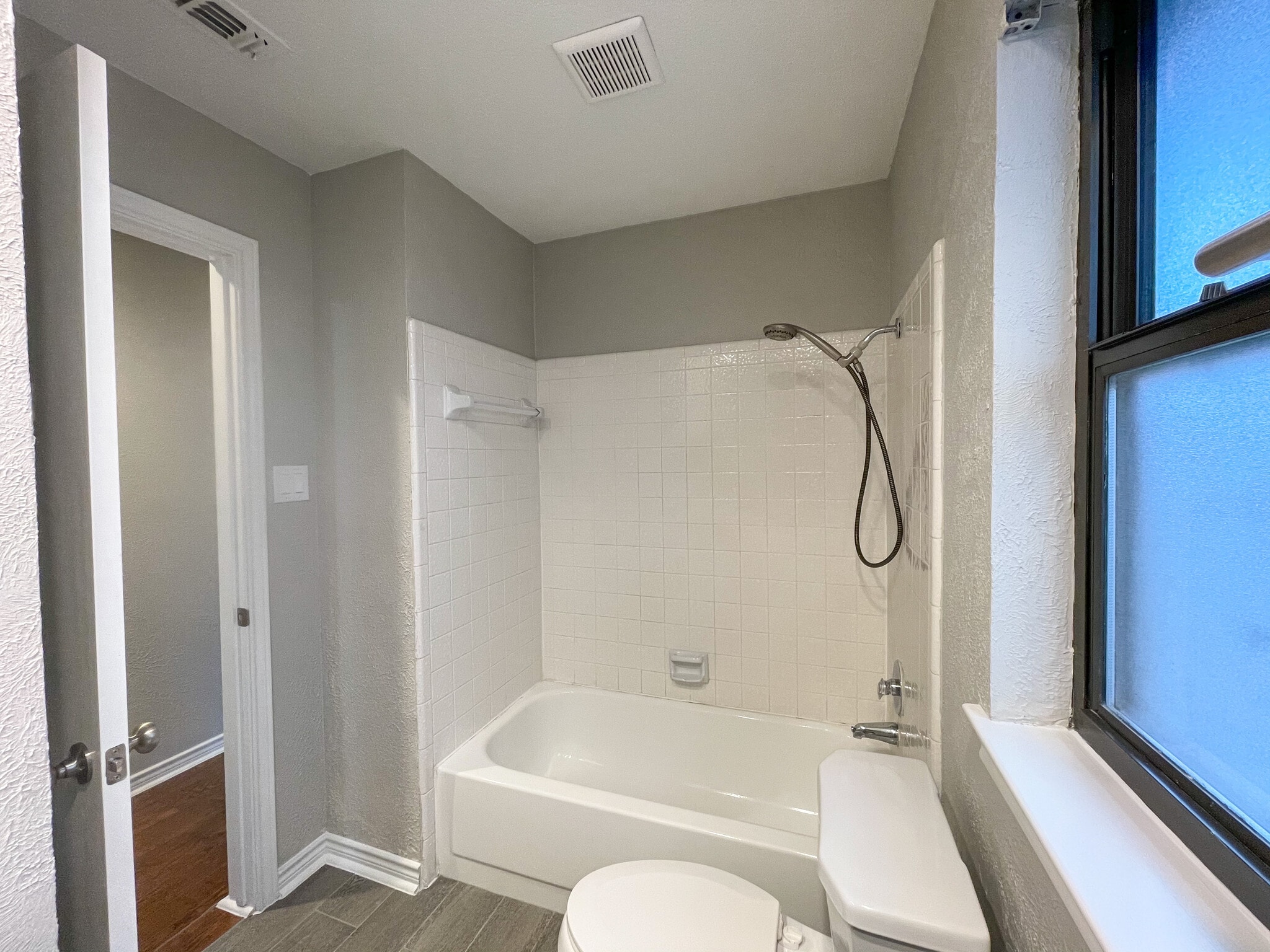 Guest bathroom features quartz countertops and shower tub combo - 812 Via Madonna