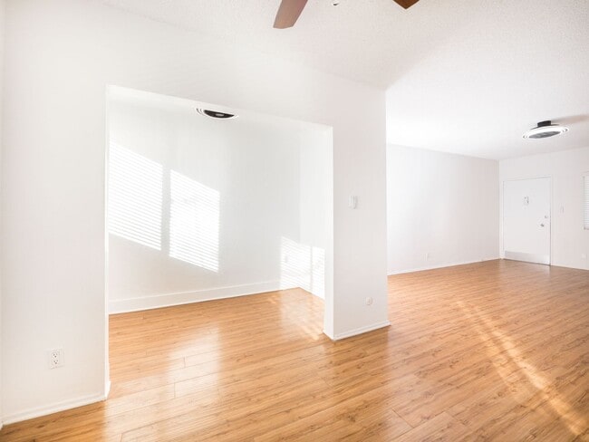 Building Photo - Modern 1-Bedroom Apartment in Prime Sherman Oaks