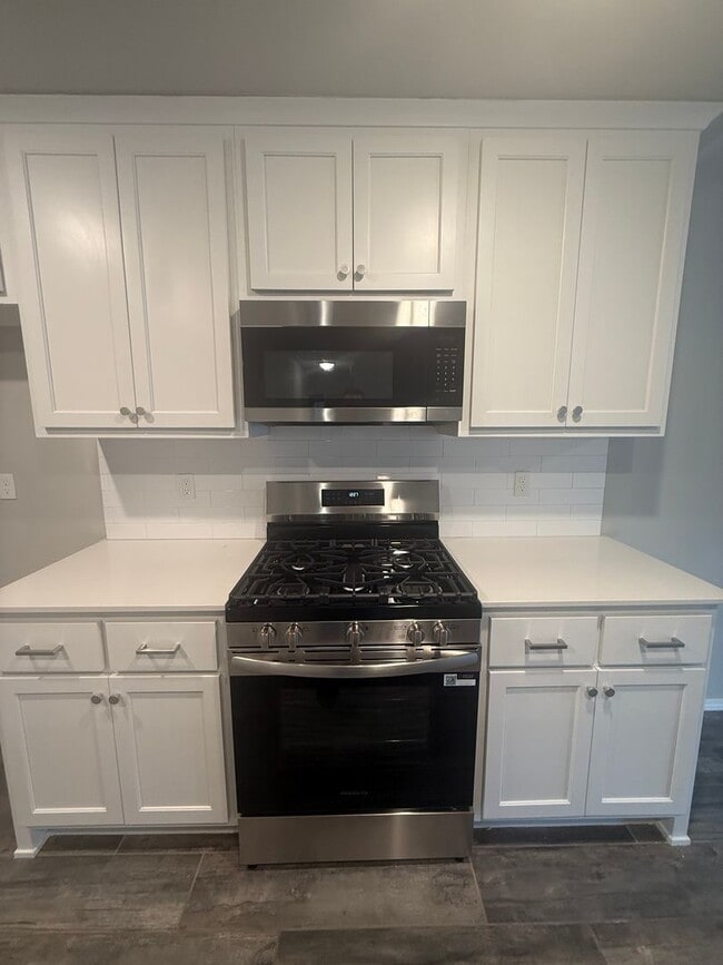 Building Photo - Modern 3-Bedroom Home in Gated Seven Oaks South