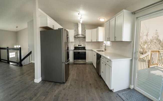 Building Photo - Beautifully Updated 4B/2B in Central Fort ...
