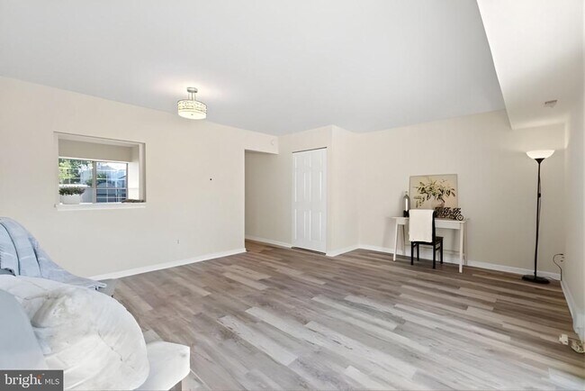 Building Photo - 107 St Charles Square