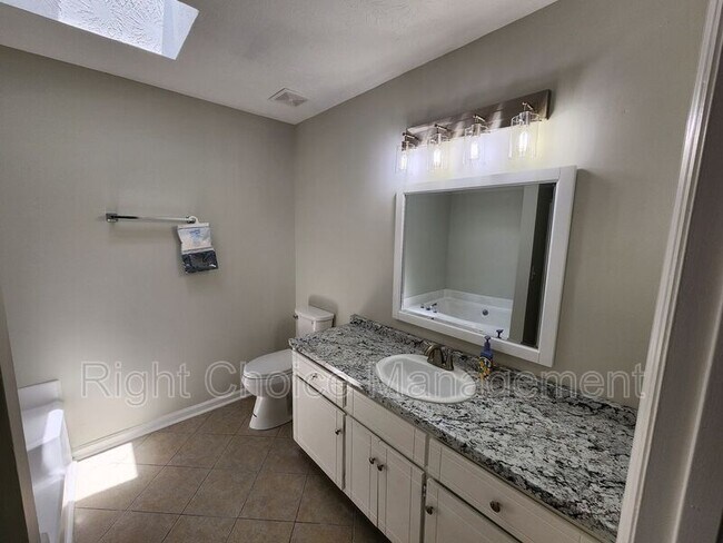 Building Photo - 3034 Lansing Ave