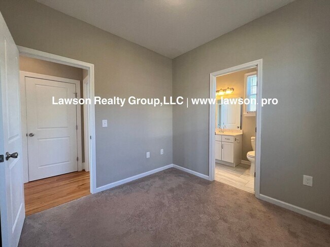Building Photo - Upscale Three Bedroom in Colonial Green with Garage