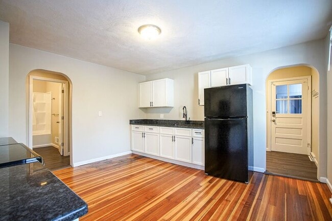 Building Photo - 10-12 River Street