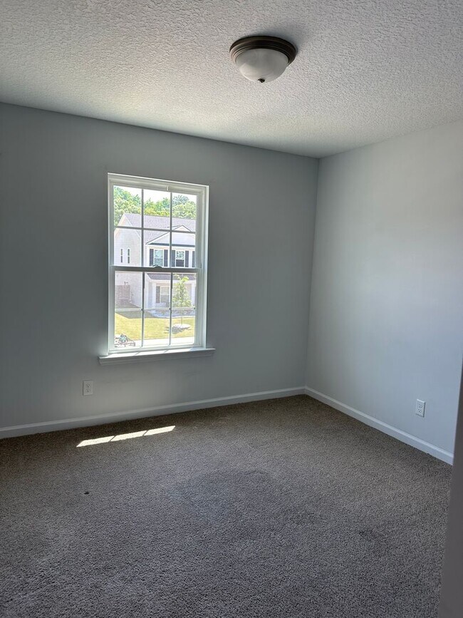 Building Photo - Tranquil South Retreat: Spacious 5-Bed Home with Fenced Yard, Pet-Friendly, Washer/Dryer Included