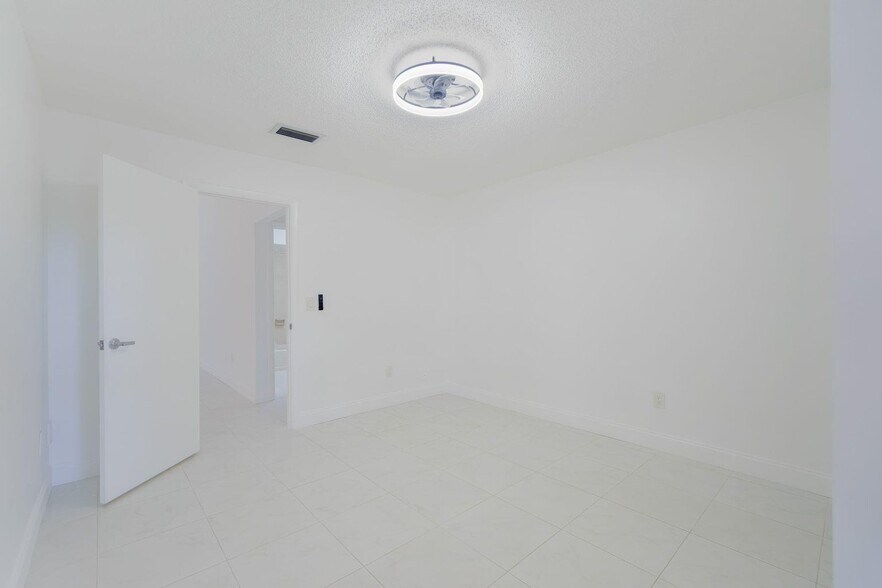Building Photo - 6090 Aloma Ln