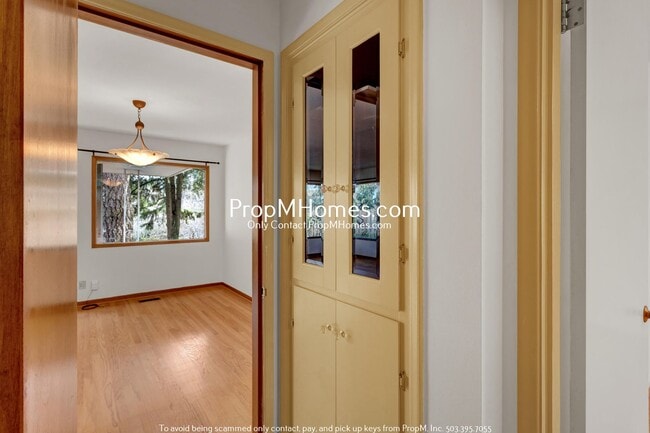 Building Photo - Quintessential Two Bedroom home in SW - Beautiful Backyard!