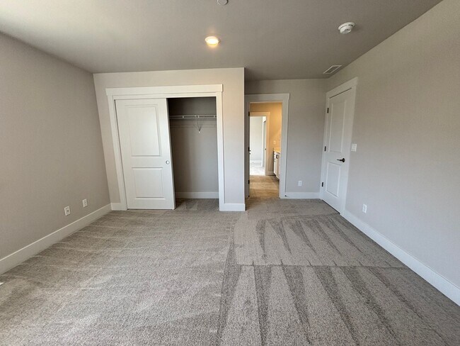 Building Photo - Brand New 5 Bedroom Home in Bull Mountain ...