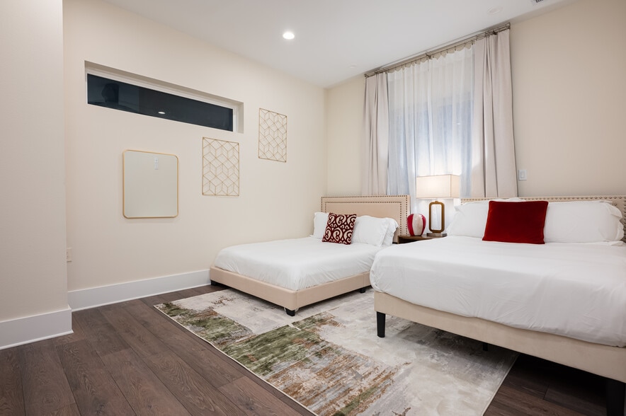 Building Photo - 917 Thompson St