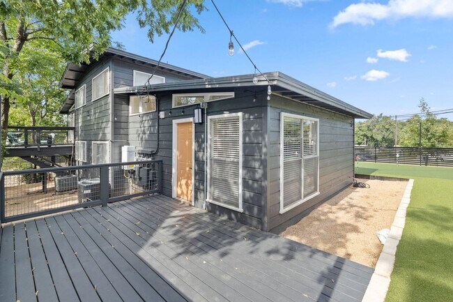Building Photo - 2825 San Gabriel St