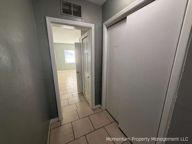 Building Photo - Cozy 2 bedroom/1 bathroom Single family home in the heart of Ybor! Apply for FREE This Holiday Se...