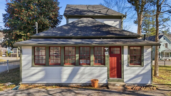 Building Photo - Saint Elmo Adorable home!