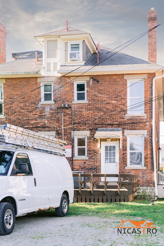 Building Photo - 136 E 11th Ave