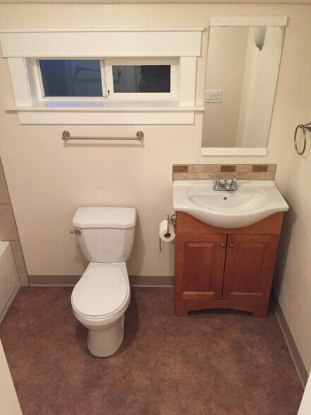 Building Photo - 908 E 8th St