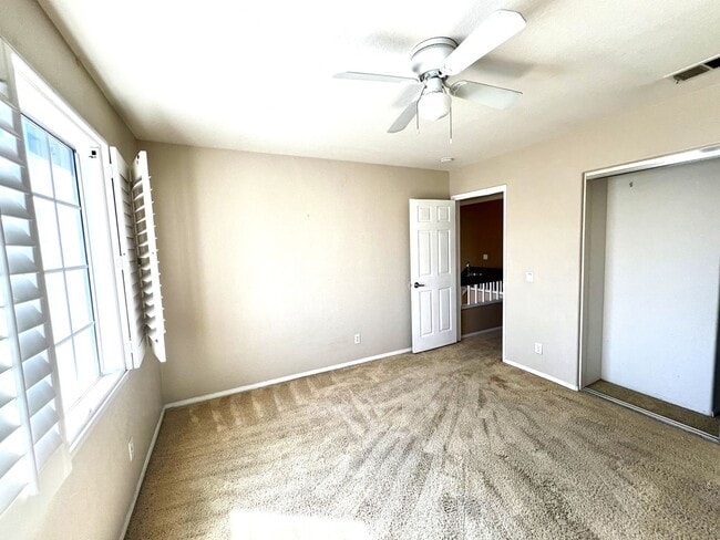 Building Photo - Beautiful 4 Bedroom, 2.5 Bath Single Famil...