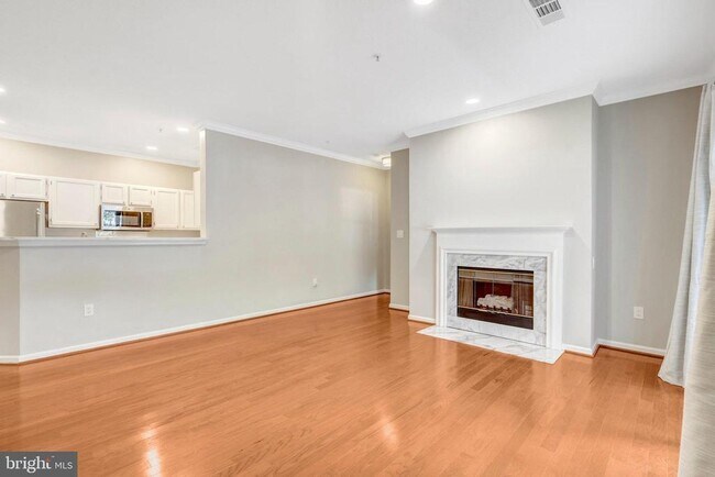 Building Photo - 1701 Lake Shore Crest Dr