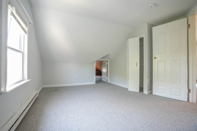 Building Photo - 14 Mayflower Ave