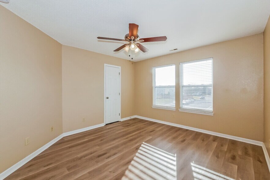 Building Photo - 1107 Crescent Dr