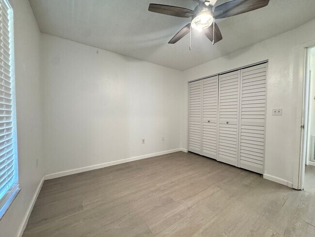 Building Photo - Annual unfurnished nicely renovated 2/2 villa near the Ringling Museum