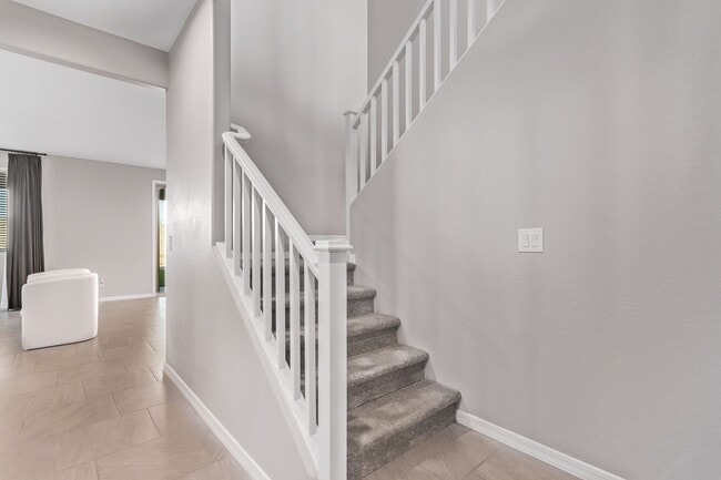 Building Photo - BEAUTIFUL 5 bedroom plus loft!