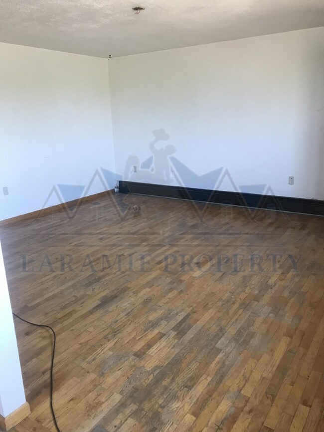 Building Photo - 2 bed 1 bath apartment