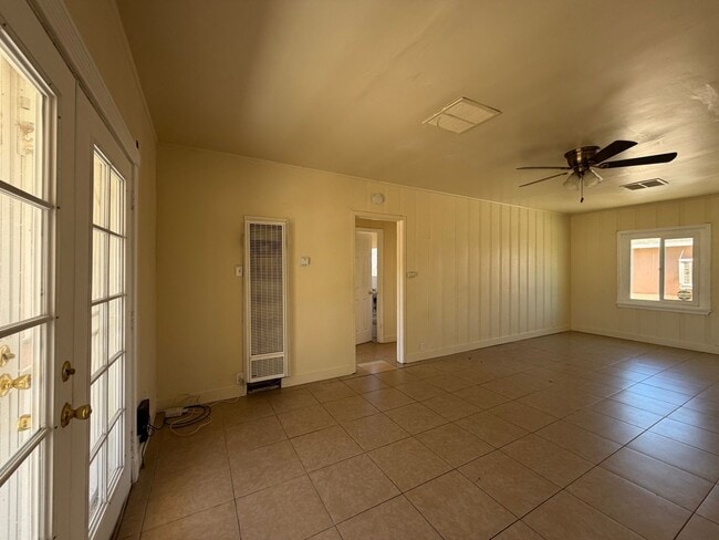 Building Photo - 400 W Fredricks St