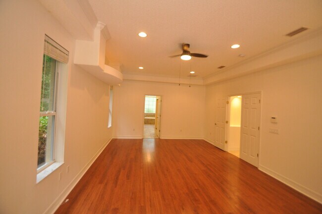 Building Photo - 12 Clementina Ct