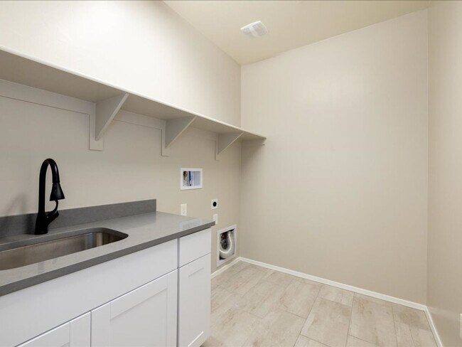 Building Photo - 4 Bedroom 2 Bathroom