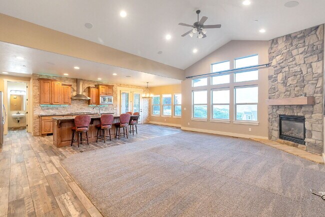 Building Photo - Suncrest — Stunning 4 Bed, 4 Bath Home - SPACIOUS LIVING
