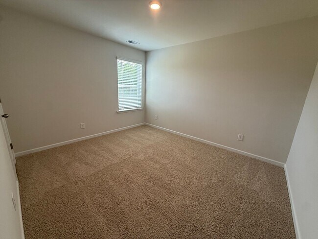 Building Photo - 3913 Falcon Ct