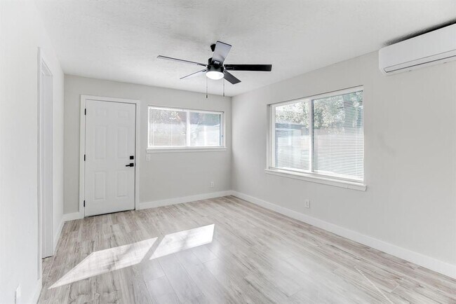 Building Photo - 207 Betral St