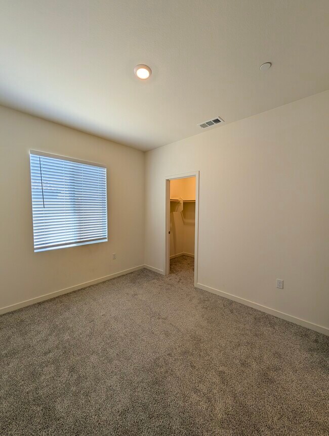Building Photo - 821 Highlands Dr