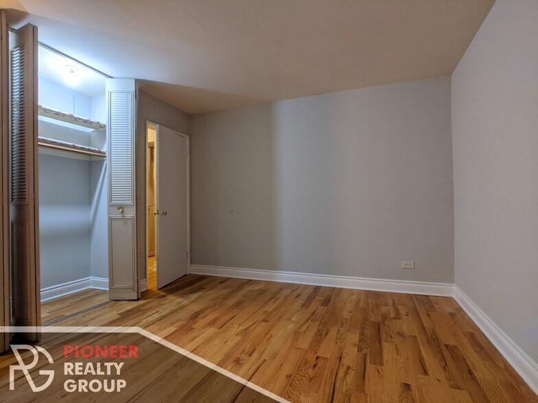 Building Photo - 502 W Briar Pl