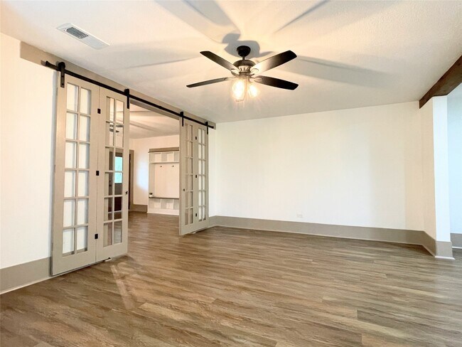 Building Photo - 210 Crescent Dr