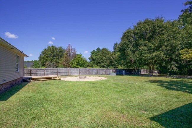 Building Photo - Adorable 3 bedroom 2 bath + Bonus in Raeford